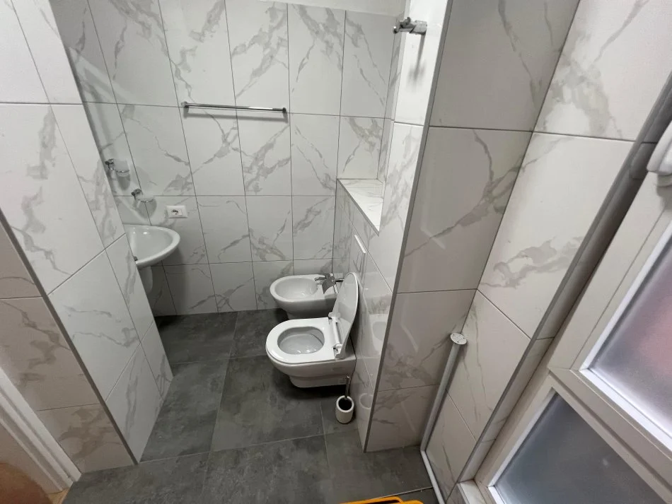 Tirane, jepet me qera apartament 1+1+Ballkon Kati 3, 65 m² 600 € (Frosina plaku)