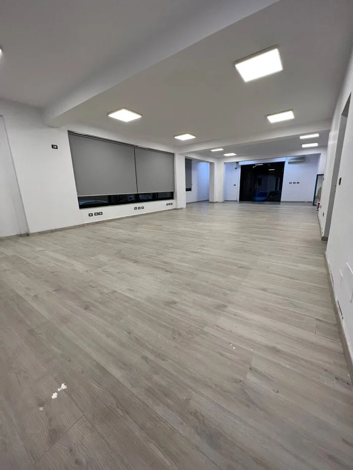 Tirane, jepet me qera ambjent biznesi Kati 0, 120 m² 1.500 € (Rruga e Durresit)