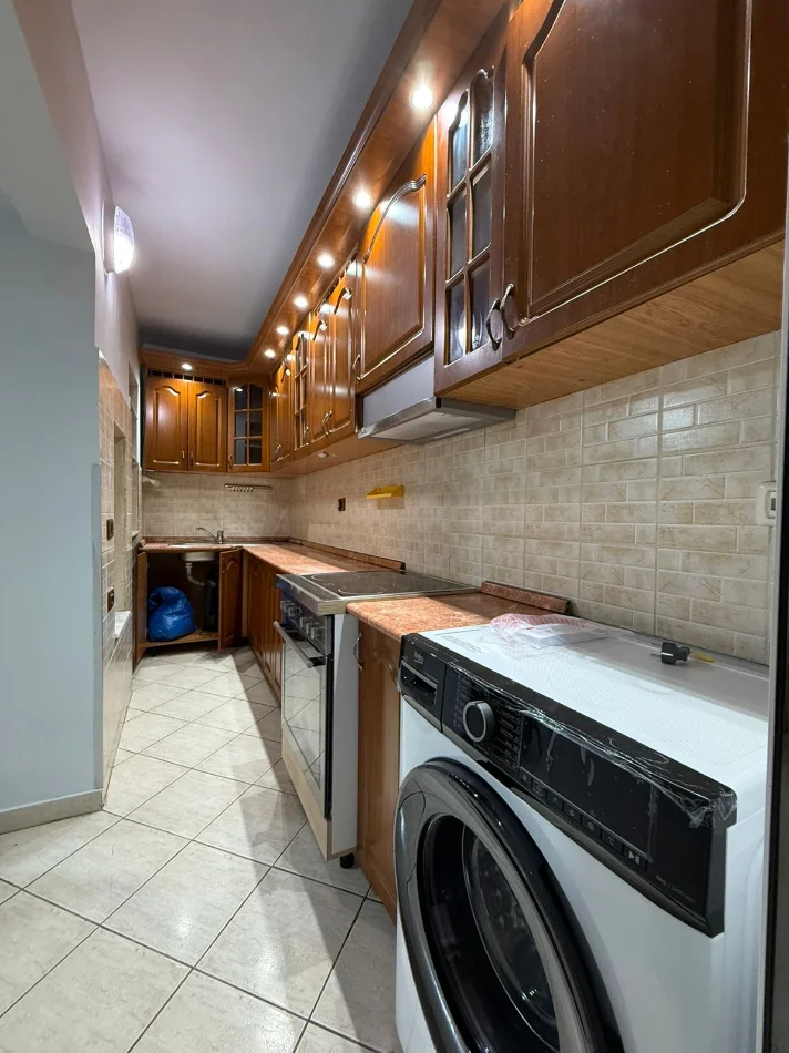Tirane, jepet me qera apartament 2+1 Kati 2, 90 m² 600 € (Rruga e Kavajes ,21 Dhjetori)