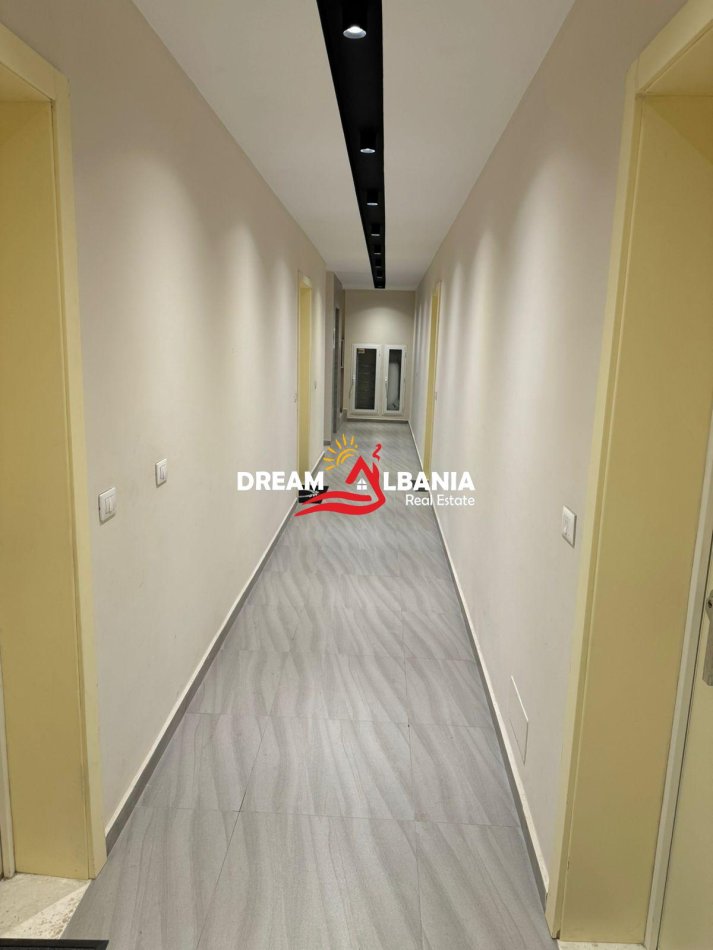 Tirane, jepet me qera apartament 1+1 , 75 m² 650 € (ish parku)