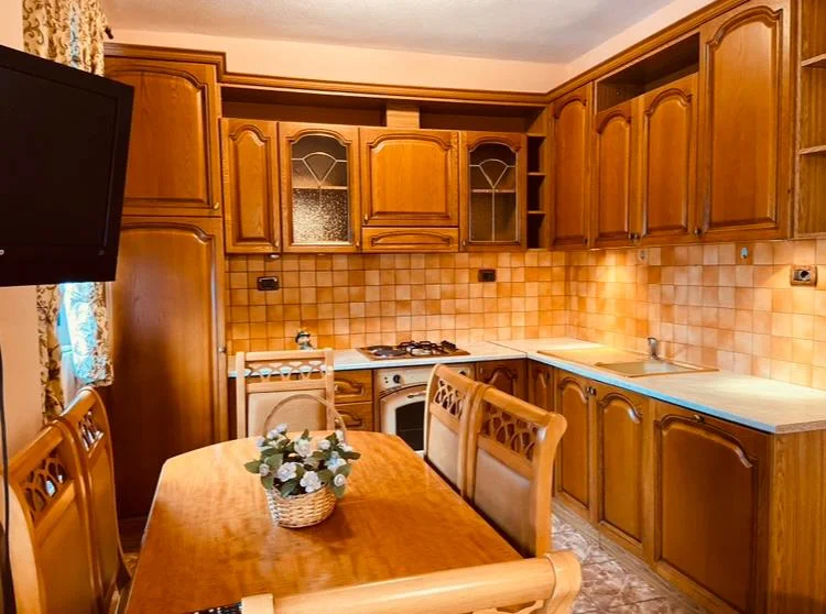 Tirane, jepet me qera apartament 1+1+Ballkon Kati 2, 70 m² 550 € (Rruga Vaso Pasha)