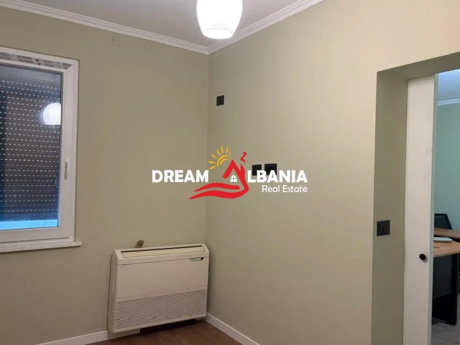 Tirane, jepet me qera zyre , 55 m² 650 €