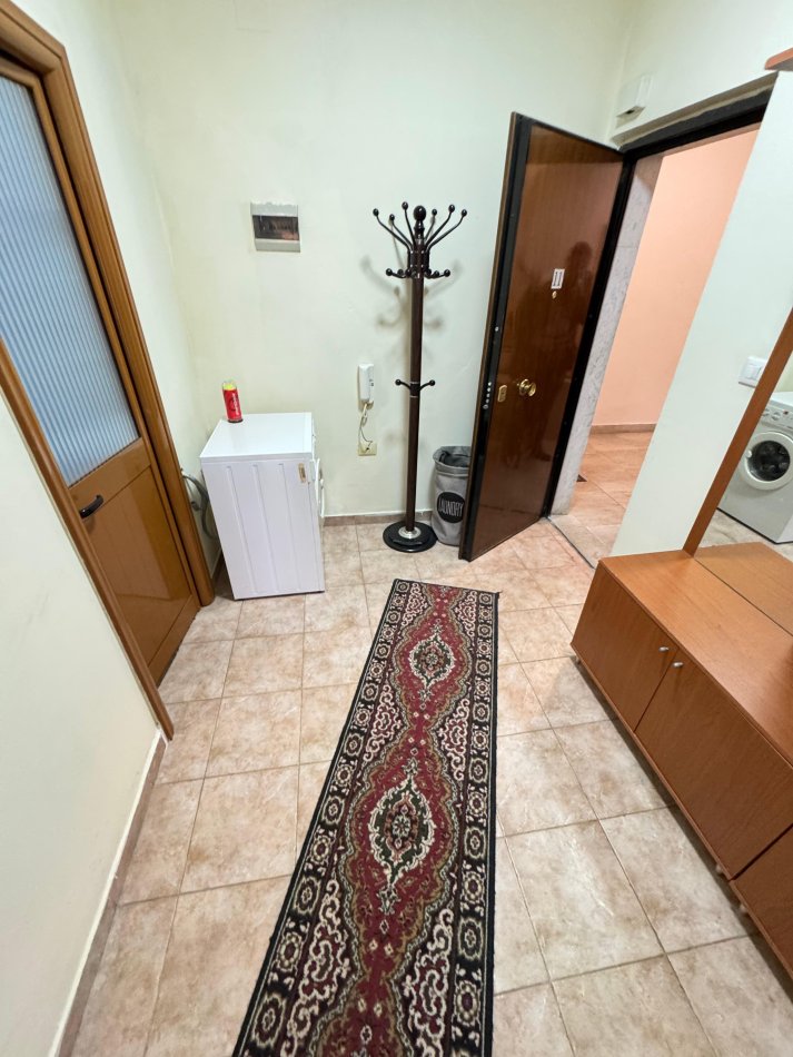Tirane, jepet me qera apartament 1+1 Kati 5, 70 m² 550 € (bllok , sheshi willson)