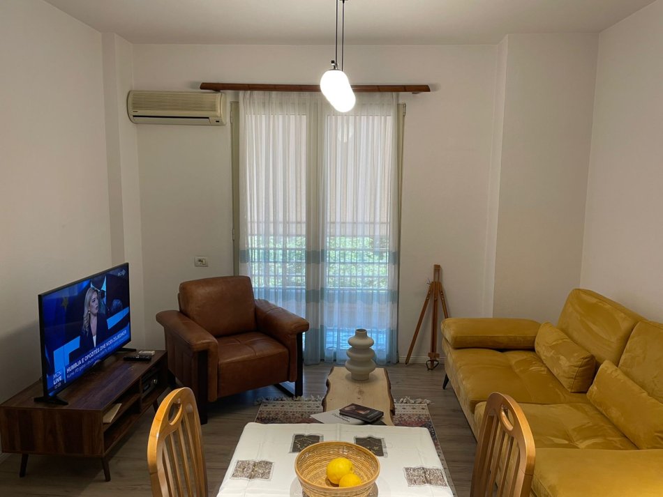 Tirane, jepet me qera apartament 1+1+Ballkon Kati 4, 65 m² 600 € (Rruga e Dibres)