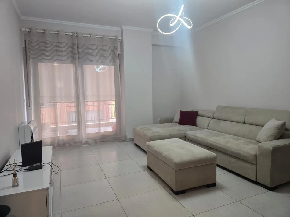 Tirane, jepet me qera apartament 1+1+Ballkon Kati 2, 75 m² 700 € (kompleksi delijorgji)