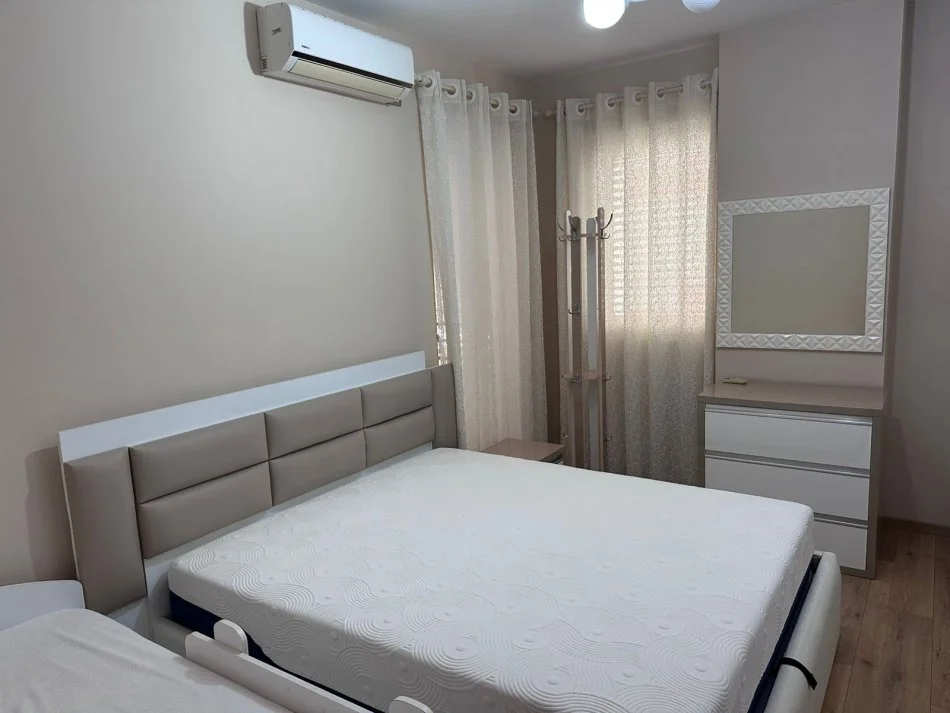 Tirane, jepet me qera apartament 1+1+Ballkon Kati 2, 65 m² 500 € 