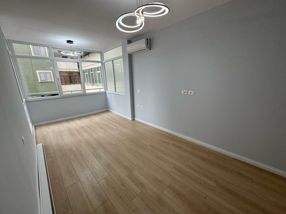 Tirane, shes apartament 2+1+Ballkon Kati 2, 93 m² 265.000 € (Rruga Myslym Shyri)