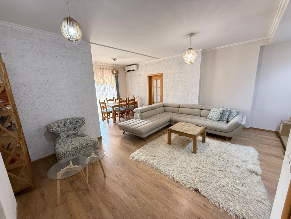 Tirane, jepet me qera apartament 2+1 Kati 7, 110 m² 600 € (Bulevardi bajram curri)
