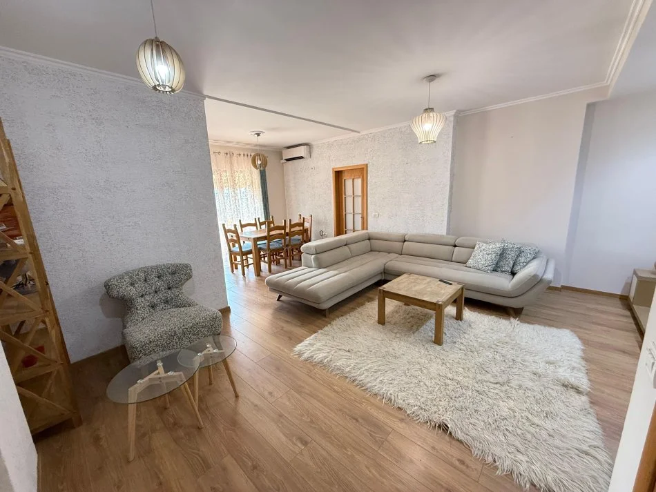 Tirane, jepet me qera apartament 2+1 Kati 7, 110 m² 600 € (Bulevardi bajram curri)