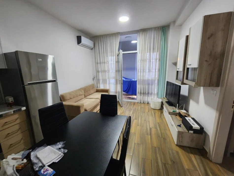 Tirane, jepet me qera apartament 1+1+Ballkon Kati 2, 60 m² 570 € (Komuna Parisit)