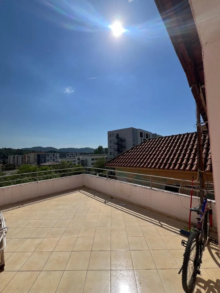 Tirane, jepet me qera shtepi 2+1+Ballkon Kati 3, 110 m² 400 € (Qytet Studenti)