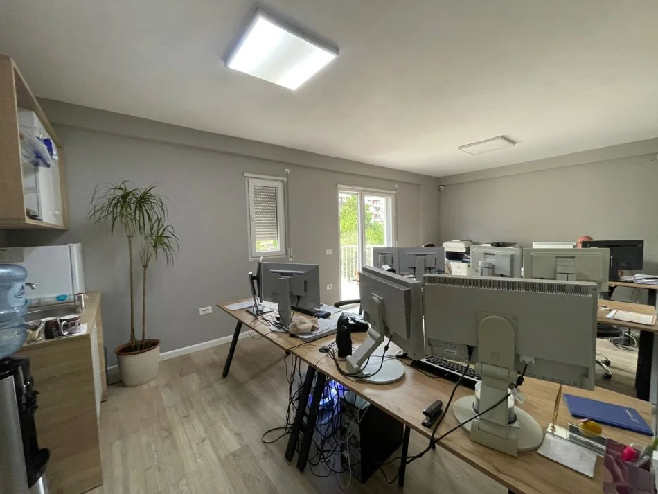 jepet me qera zyra me mobilje  apartament 2+1+Ballkon Kati 1, 110 m² 700 €-astir