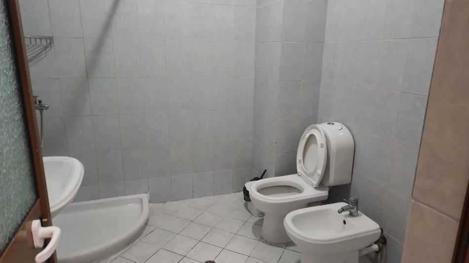 Tirane, jap me qera apartament 1+1+Ballkon Kati 8, 71 m² 300 € (Rruga Loni Ligori ( residenz Rafaelo 2002))