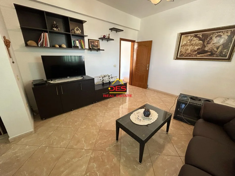 Vlore, jepet me qera shtepi 2+1+Ballkon Kati 3, 120 m² 400 € (Rruga Janaq Kilica)