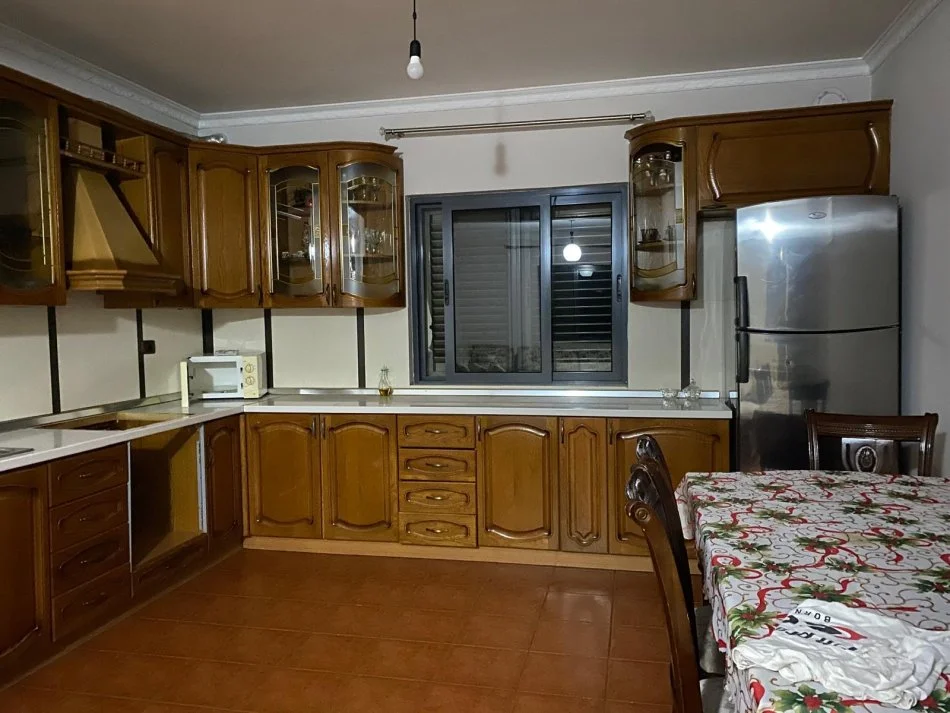 Tirane, jepet me qera Vile 2 Katshe  350€ (Vile 3 kateshe)