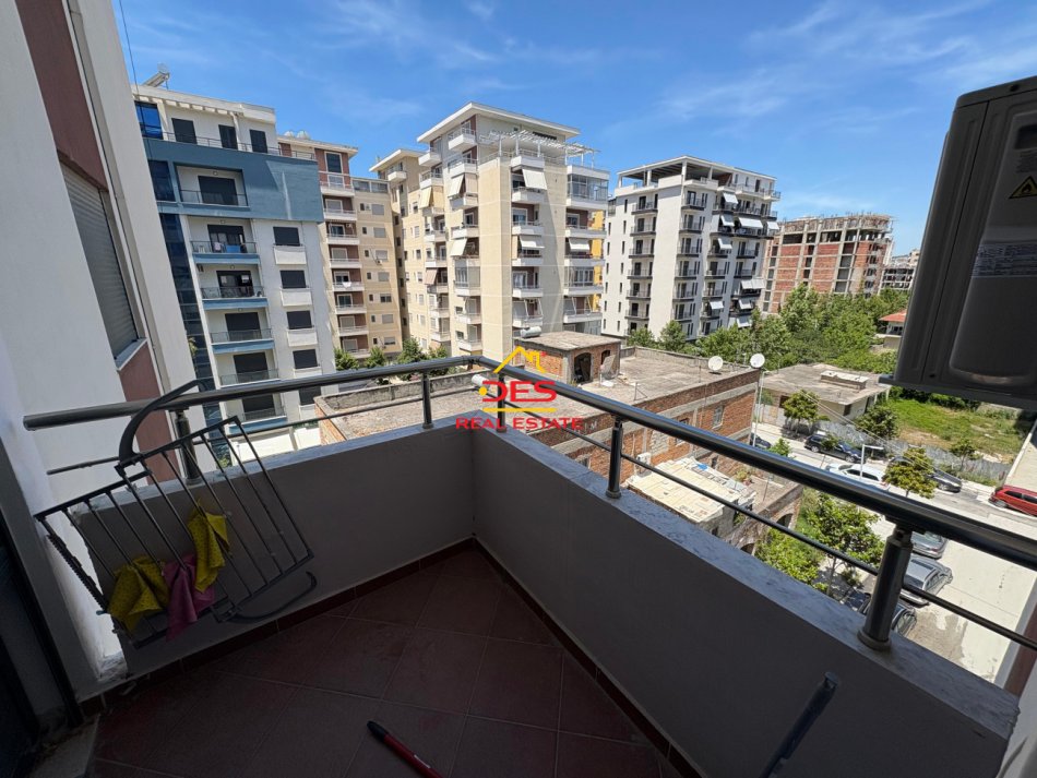 Vlore, jepet me qera apartament 2+1+Ballkon Kati 5, 90 m² 400 € (Rruga Gjergj Arianiti)