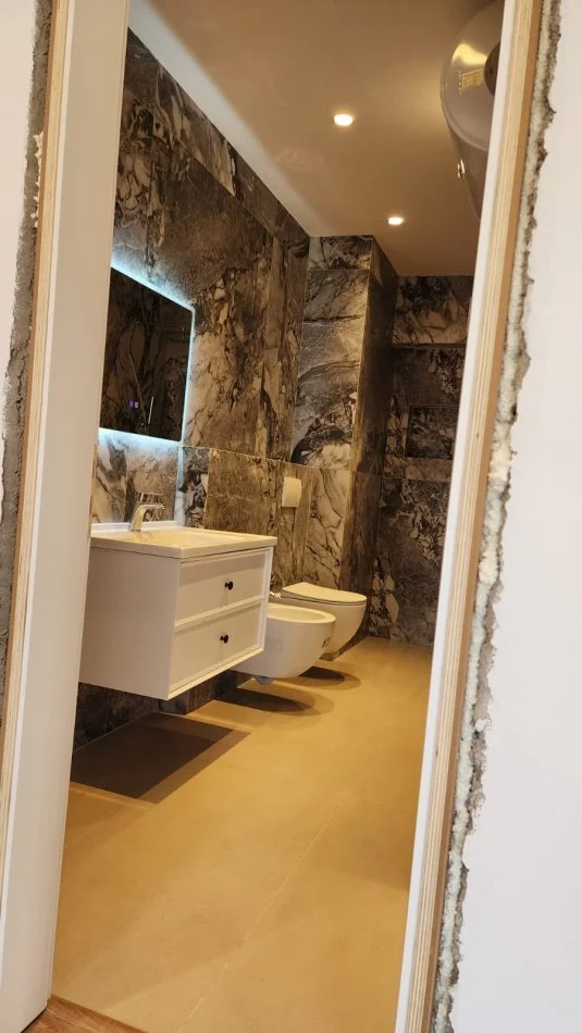 Tirane, jepet me qera zyre Kati 2, 83 m² 1300 € (rruga e Kavajes)