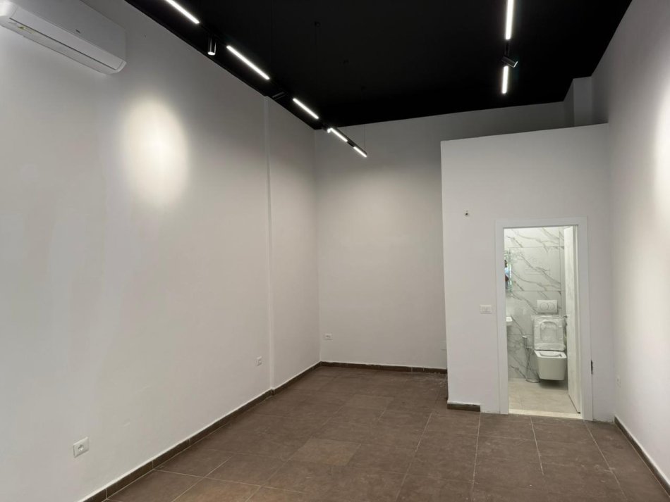 Tirane, shes ambjent biznesi Kati 0, 32 m² 149.000 € (Komuna e Parisit)