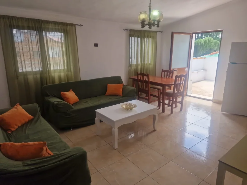 Tirane, jepet me qera apartament 2+1 Kati 4, 90 m² 90 € (Hotel Colosseu Rruga e Durrsit)