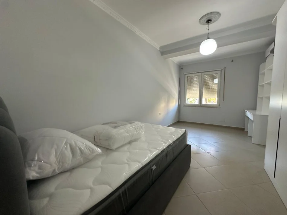 Tirane, jepet me qera apartament 2+1+2+ Parking , 1.000 € (Komuna Parisit)