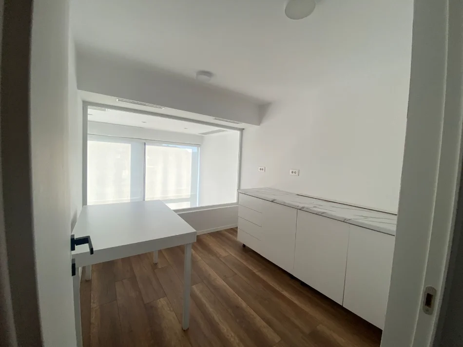 Tirane, jepet me qera zyre Kati 1, 93 m² 1.200 € (Rruga Bedri Karapici)