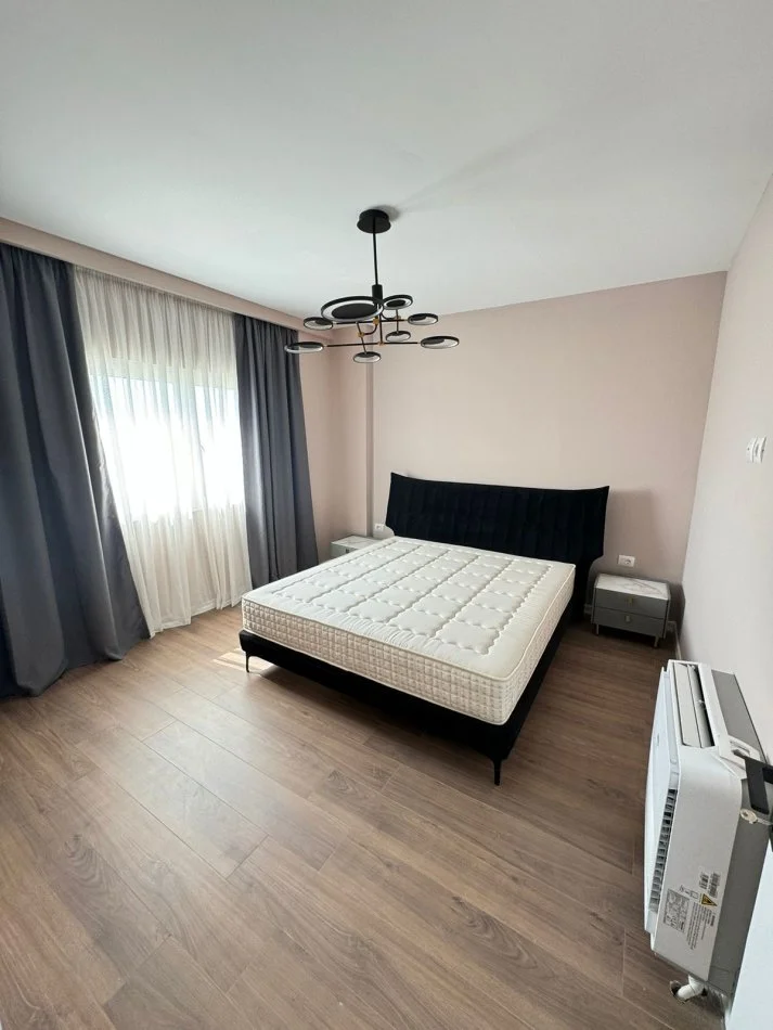 Tirane, jepet me qera apartament 1+1 Kati 2, 80 m² 700 € (APARTAMENT 1+1 ME QIRA TEK LIQENI I FARKES!)
