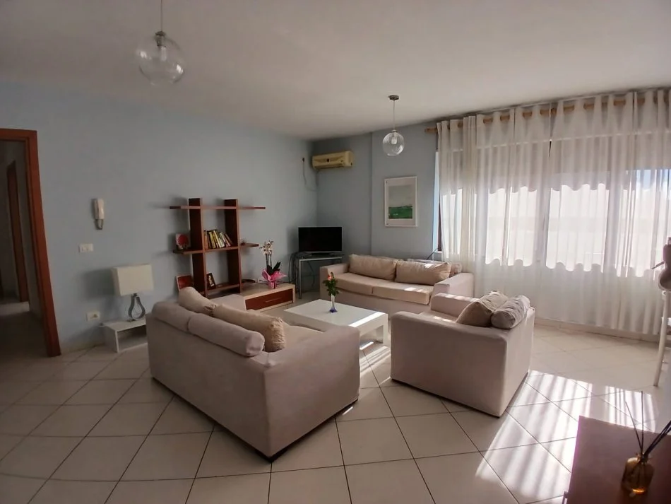 Tirane, jepet me qera apartament 2+1+Aneks Kati 9, 115 m² 750 € (Rruga Barrikadave,prane kryqezimi 9-kateshet)