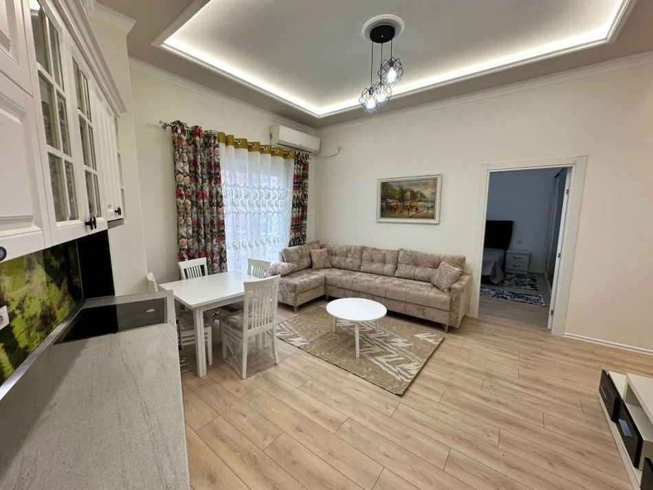 Tirane, jepet me qera apartament 2+1+Ballkon Kati 4, 110 m² 600 € (Rruga Hamdi Sina Liqeni i Thate)