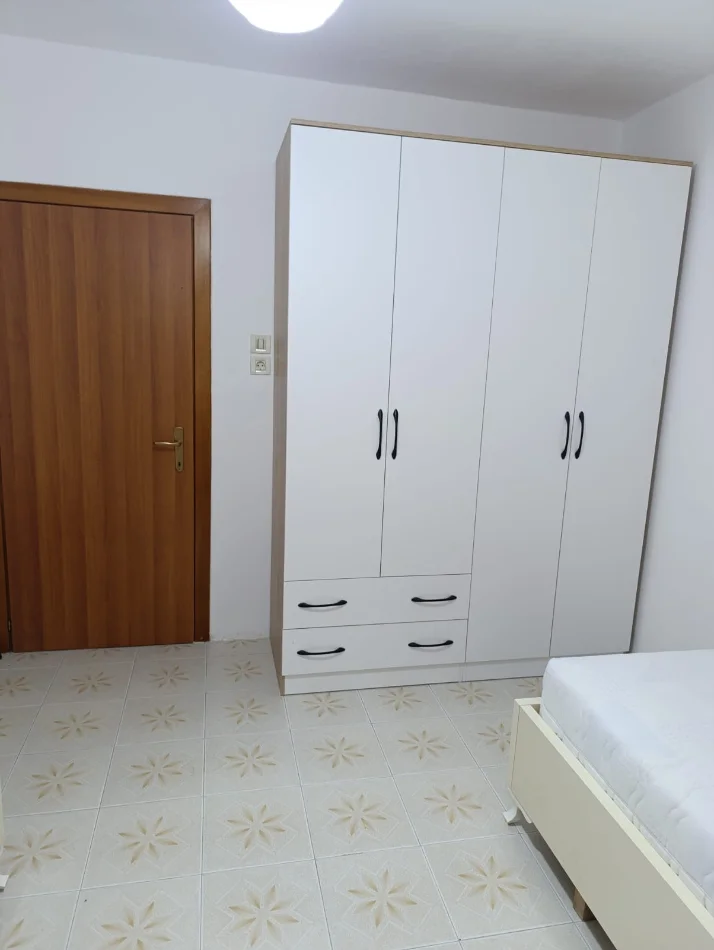 Tirane, jepet me qera apartament 2+1+Ballkon , 75 m² 500 € (Kombinat)