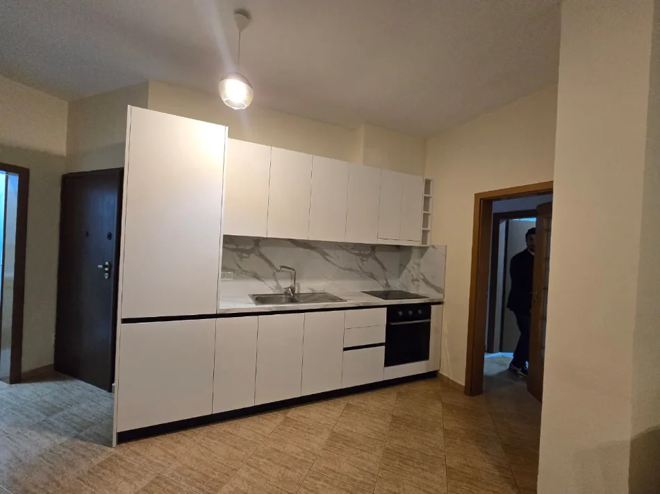 Tirane, jepet me qera apartament 2+1 Kati 5, 800 € (Rruga Kosovarve)