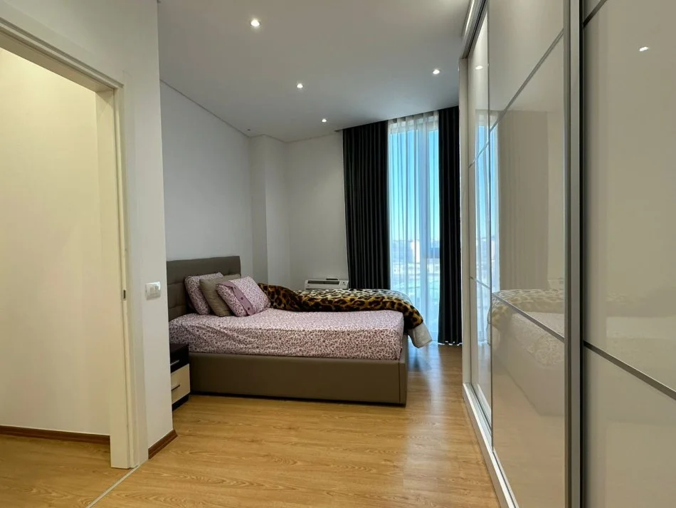 Tirane, jepet me qera apartament 2+1 Kati 7, 131 m² 1.000 € (rruga e kavajes)