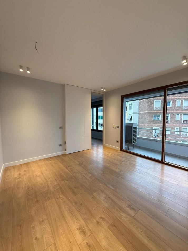 Tirane, jepet me qera zyre Kati 7, 200 m² 2.500 € (Prane Delijorigjit)