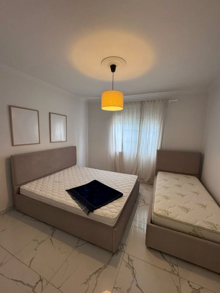 Tirane, jepet me qera apartament 1+1+Ballkon Kati 1, 53 m² 400 € (rruga Kongresi Manastirit)