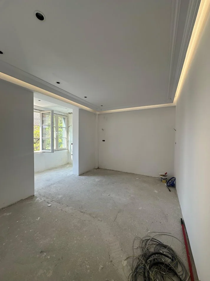 Tirane, jepet me qera apartament Kati 1, 145 m² 1.300 € (Rruga Petro Nini Luarasi)