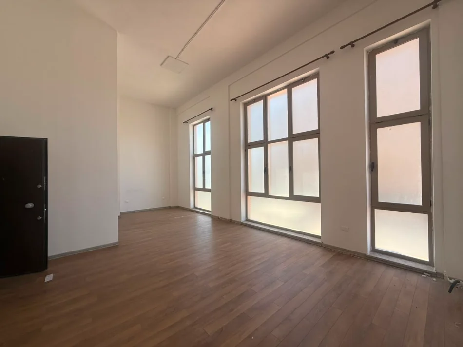 Tirane, jepet me qera ambjent biznesi Kati 1, 220 m² 1.500 € (Xhamllik)