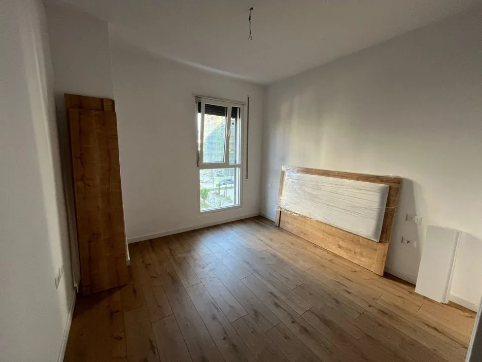 Tirane, jepet me qera apartament 1+1+Ballkon Kati 5, 62 m² 650 € (Trio Tower Residence, Don Bosko)