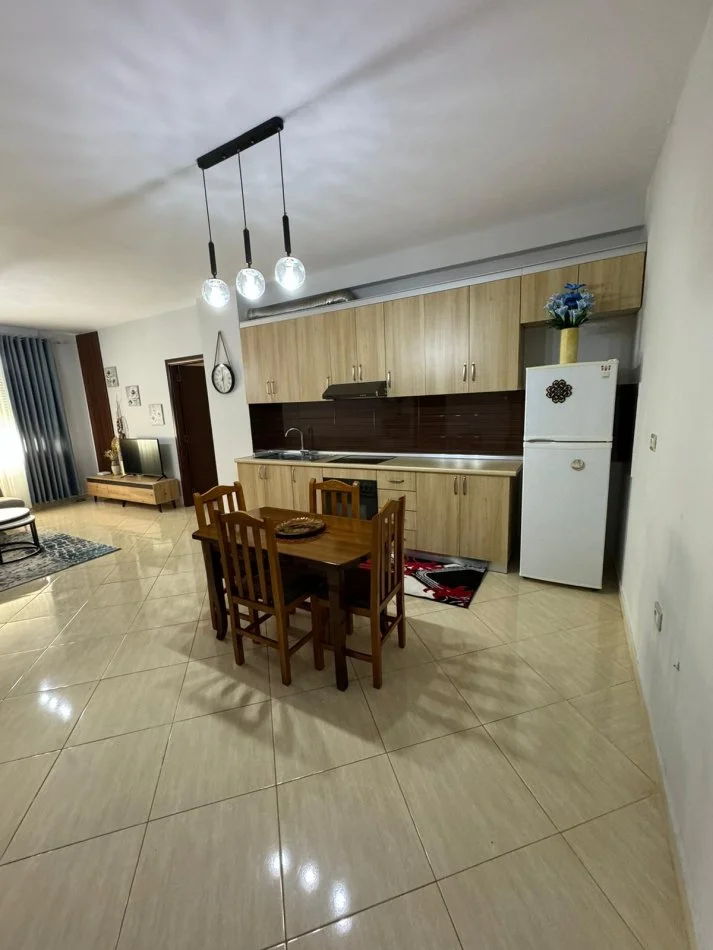 Tirane, jepet me qera apartament 2+1+Ballkon Kati 7, 85 m² 800 € 