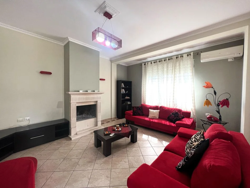 Tirane, jepet me qera Vile 3+1+Aneks+Ballkon Kati 1, 140 m² 650 € (sauk)