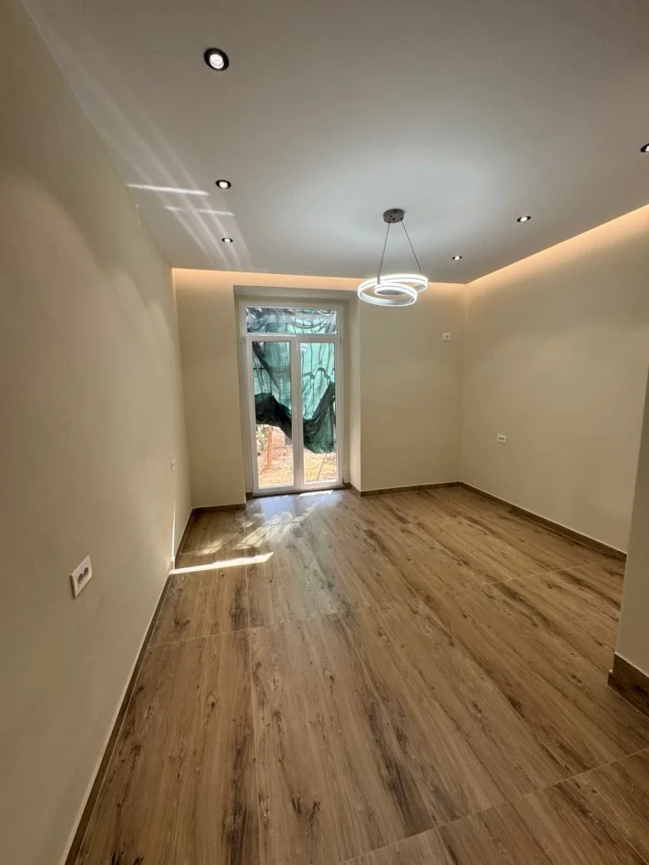 Tirane, jepet me qera apartament 1+1 Kati 0, 52 m² 650 € 