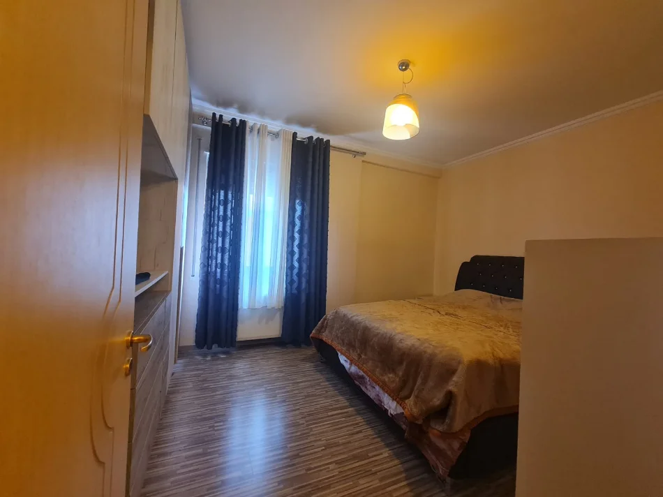 Tirane, jepet me qera apartament 1+1 Kati 3, 70 m² 650 € (Rruga Peti, Liqeni i Thate)