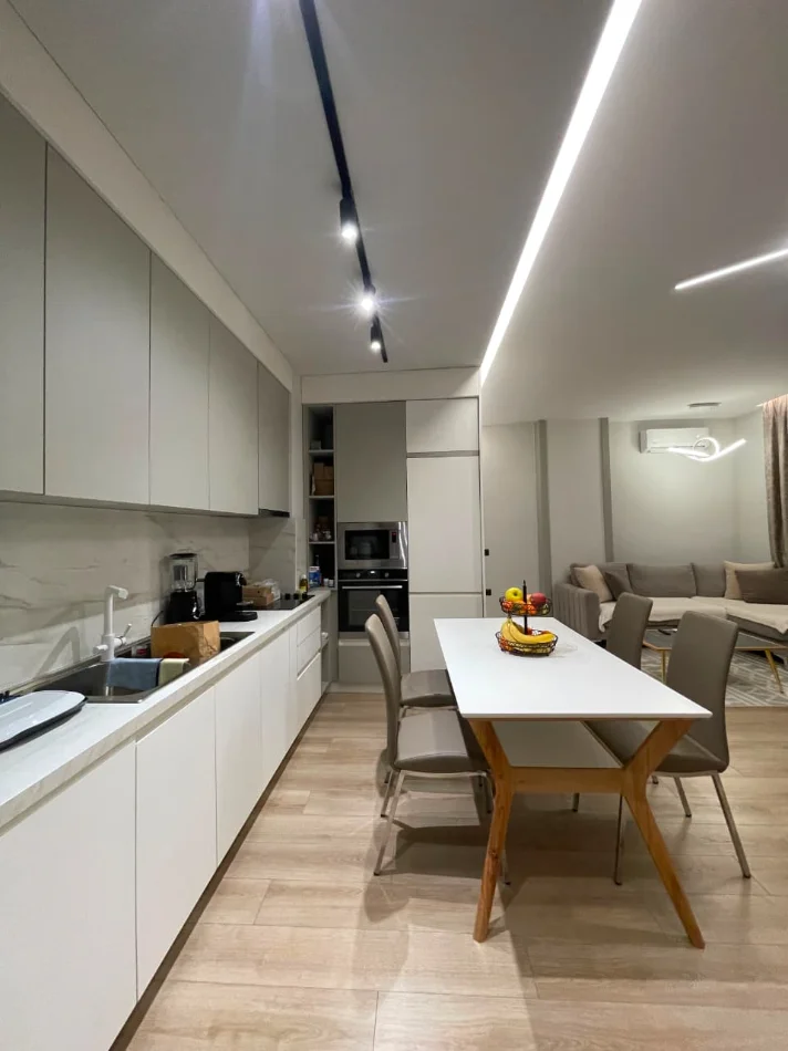 Tirane, jepet me qera apartament 2+1 , 1.500 € (rruga e kosovareve)