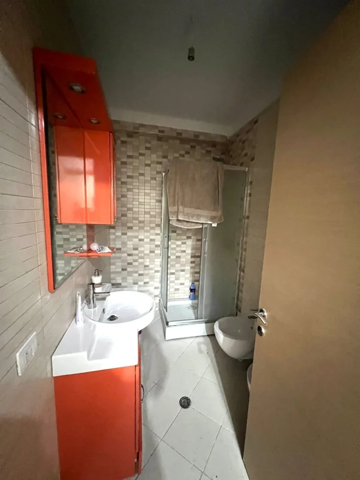 Tirane, jepet me qera apartament 2+1 Kati 5, 94 m² 700 € (Kompleksi kontakt)
