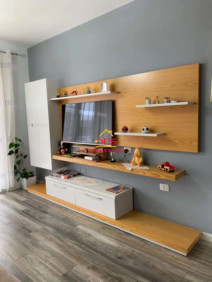 Vlore, jepet me qera apartament 2+1+Ballkon Kati 9, 130 m² 700 € (Rruga Naim Frashëri)