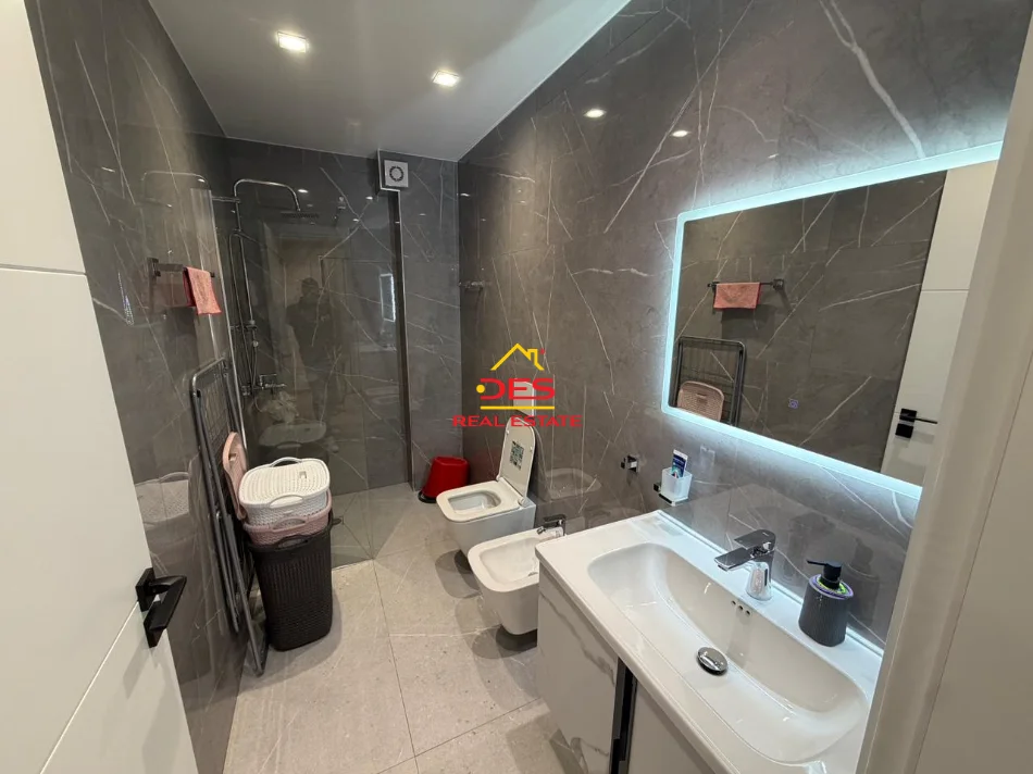 Vlore, jepet me qera apartament 2+1+Ballkon Kati 6, 110 m² 600 € (Rruga Gjergj Kastrioti)