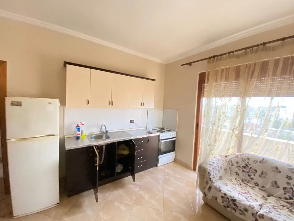 Tirane, jepet me qera 1+1 , 300 € 