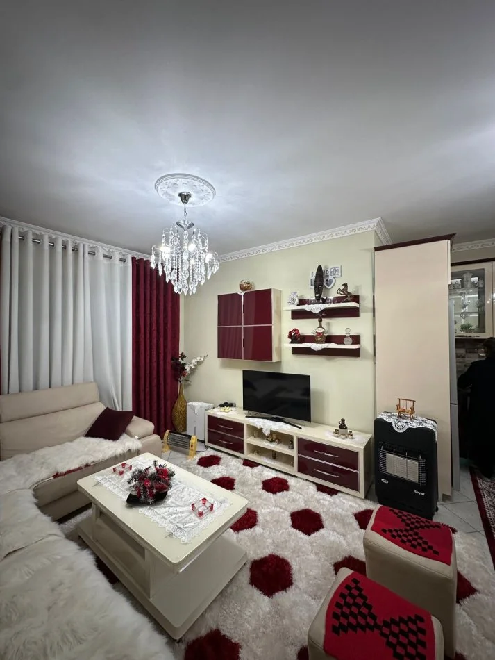 Tirane, jepet me qera apartament 1+1 Kati 4, 70 m² 450 € (Teodor keko)