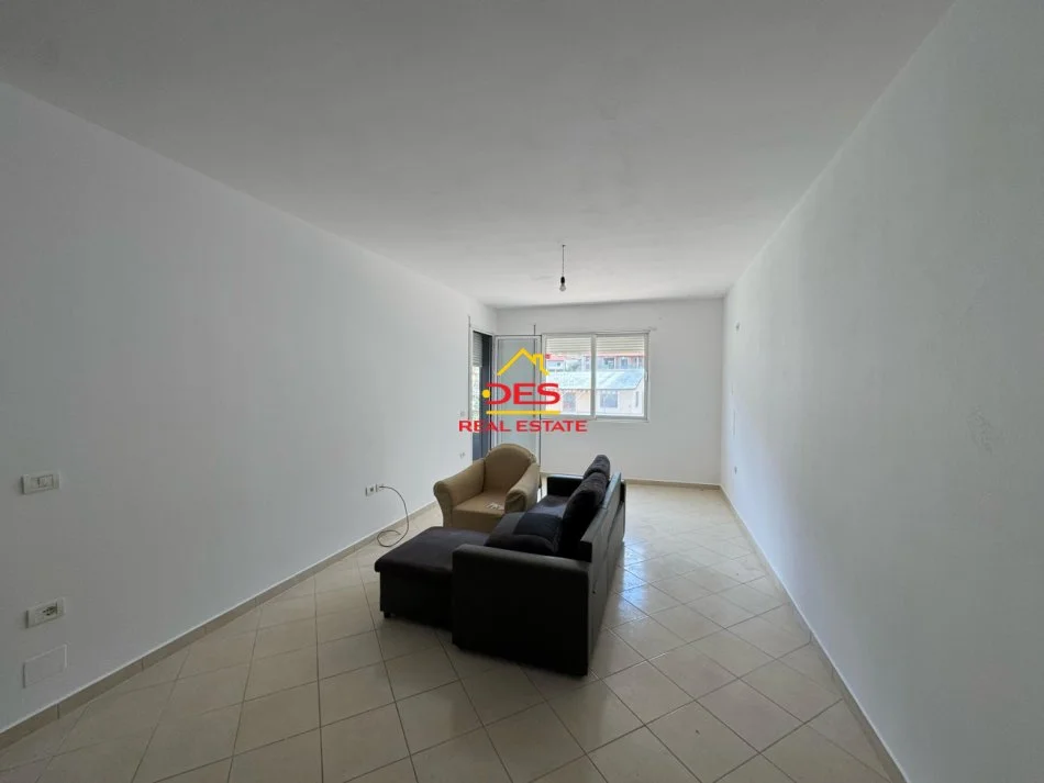 Vlore, jepet me qera apartament 1+1+Ballkon Kati 2, 70 m² 250 € (Rruga Çamëria)