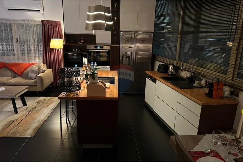 Tirane, jepet me qera apartament Dublex Kati 4, 130 m² 950 € (Komuna e Parisit)