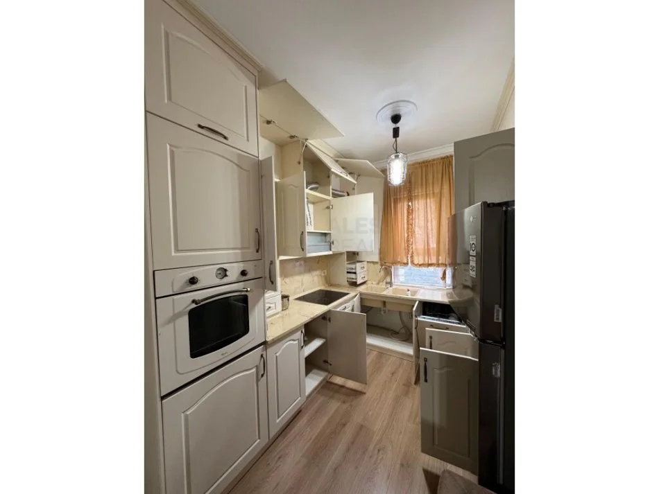 Tirane, jepet me qera apartament 2+1+Aneks+Ballkon , 115 m² 700 € (Liqeni i thate)