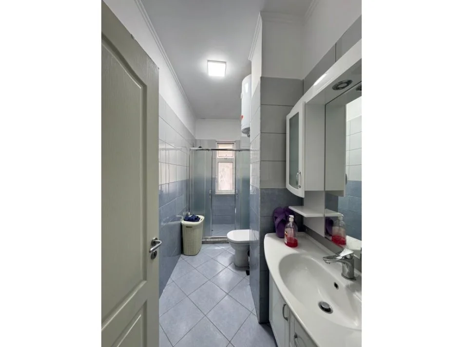 Tirane, jepet me qera apartament 2+1+Aneks+Ballkon , 115 m² 700 € (Liqeni i thate)